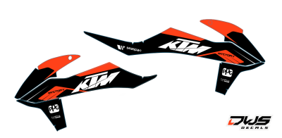 KTM EXC 125 250 350 450 500 2020 Model 14 set
 
Gehele stickerset bestaande uit
- Radiaset (6 delig)
- Nummerset (5 delig)
- Trimset (12 delig)

 
KTM EXC 125 250 350 450 500 2020 Model 14 set

consisting off:
- Radiator shrouds (6 tiles)
- Nu