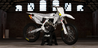 Husqvarna TE FE 2020 Model 1 set Gehele stickerset bestaande uit - Radiaset (2 delig) - Nummerset (5 delig) - Trimset (9 delig) Complete decasl kit consisting off - decals Radiator kit - decals side panels - decals Trimkit DWS Decals DWSDecals stickerset