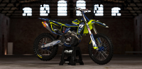 Husqvarna TE FE 2020 Model 1 set Gehele stickerset bestaande uit - Radiaset (2 delig) - Nummerset (5 delig) - Trimset (9 delig) Complete decasl kit consisting off - decals Radiator kit - decals side panels - decals Trimkit DWS Decals DWSDecals stickerset