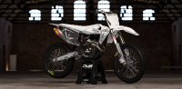 Husqvarna TE FE 2020 Model 1 set Gehele stickerset bestaande uit - Radiaset (2 delig) - Nummerset (5 delig) - Trimset (9 delig) Complete decasl kit consisting off - decals Radiator kit - decals side panels - decals Trimkit DWS Decals DWSDecals stickerset