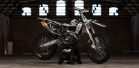 Husqvarna TE FE 2020 Model 1 set Gehele stickerset bestaande uit - Radiaset (2 delig) - Nummerset (5 delig) - Trimset (9 delig) Complete decasl kit consisting off - decals Radiator kit - decals side panels - decals Trimkit DWS Decals DWSDecals stickerset