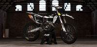 Husqvarna TE FE 2020 Model 1 set Gehele stickerset bestaande uit - Radiaset (2 delig) - Nummerset (5 delig) - Trimset (9 delig) Complete decasl kit consisting off - decals Radiator kit - decals side panels - decals Trimkit DWS Decals DWSDecals stickerset