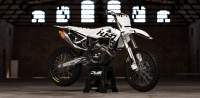 Husqvarna TE FE 2020 Model 1 set Gehele stickerset bestaande uit - Radiaset (2 delig) - Nummerset (5 delig) - Trimset (9 delig) Complete decasl kit consisting off - decals Radiator kit - decals side panels - decals Trimkit DWS Decals DWSDecals stickerset