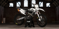 Husqvarna TE FE 2020 Model 1 set Gehele stickerset bestaande uit - Radiaset (2 delig) - Nummerset (5 delig) - Trimset (9 delig) Complete decasl kit consisting off - decals Radiator kit - decals side panels - decals Trimkit DWS Decals DWSDecals stickerset